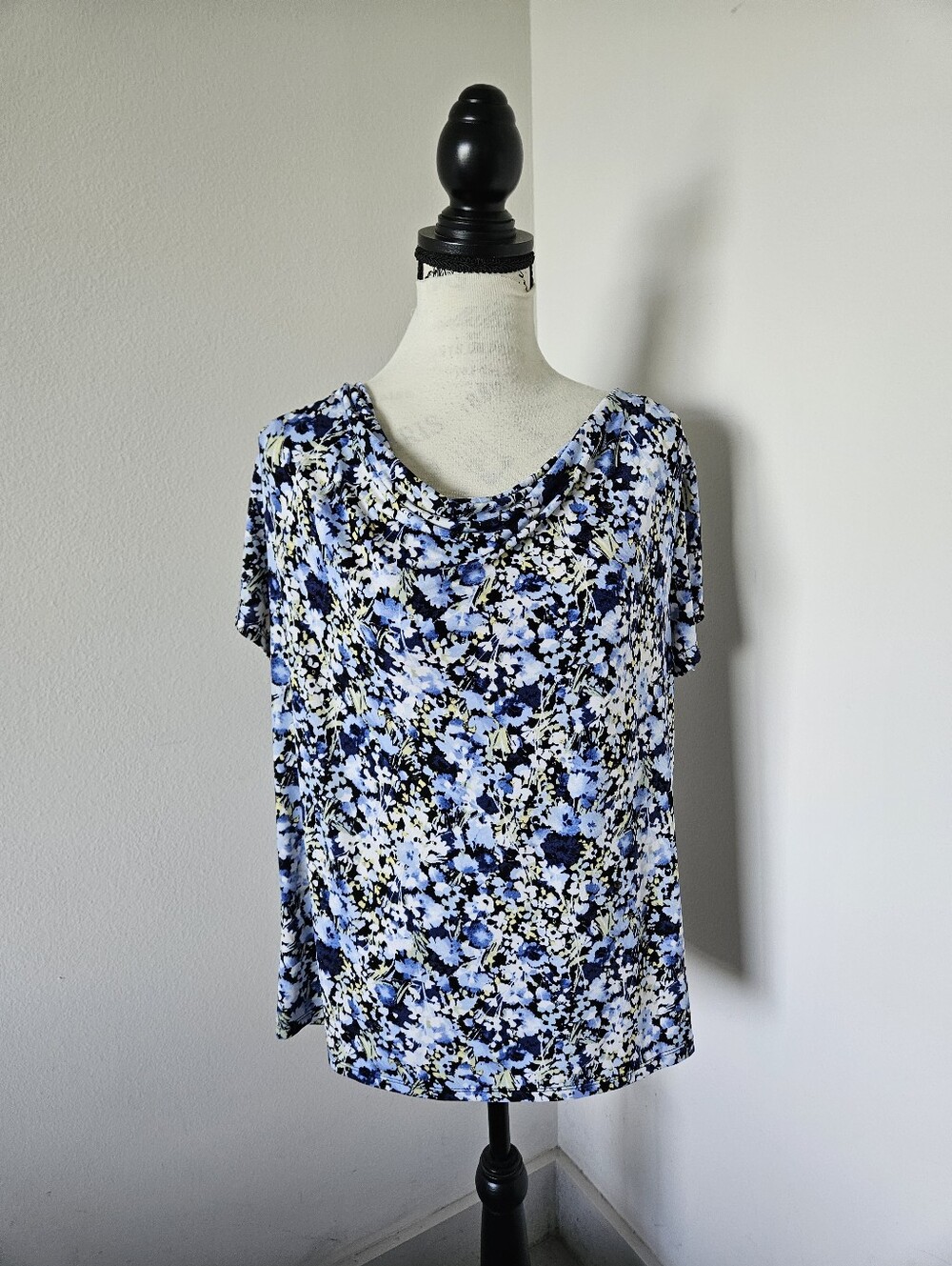 💙Laura Scott Floral Cowl Neck Short Sleeve stretch blueTop size Largd 💙